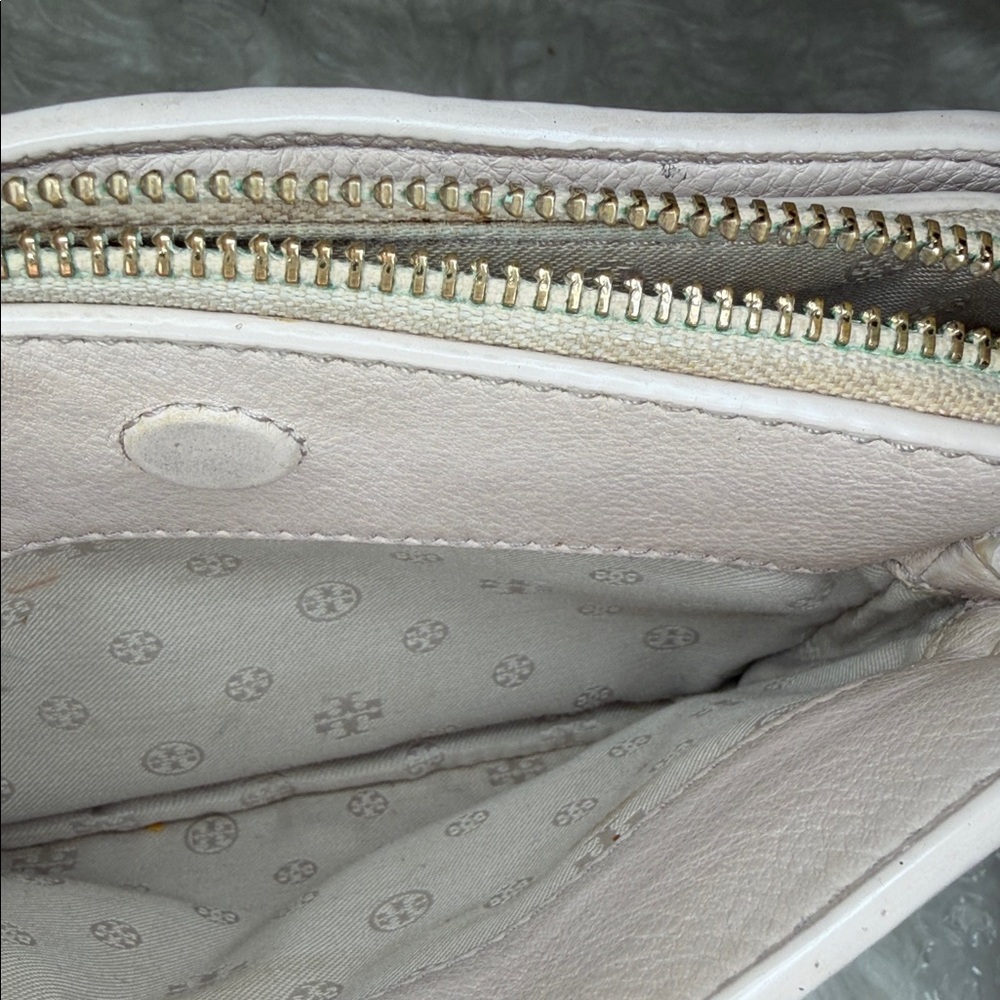 Tory Burch like new condition leather light blush Crossbody. Gold hardware. - Picture 11 of 12